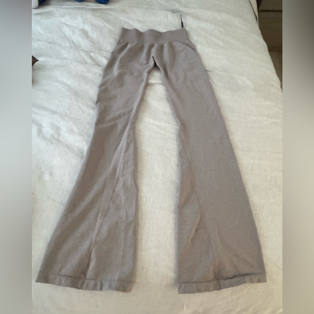 NVGTN Iconic Seamless Flare Leggings in Taupe